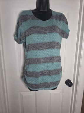 Relaxed V-Neck Short Sleeve Tee in Teal and Gray